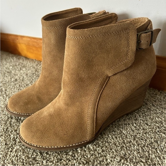 Lucky Brand Yasine Tan Suede Ankle Booties, 8.5, buckle detail - Picture 11 of 11